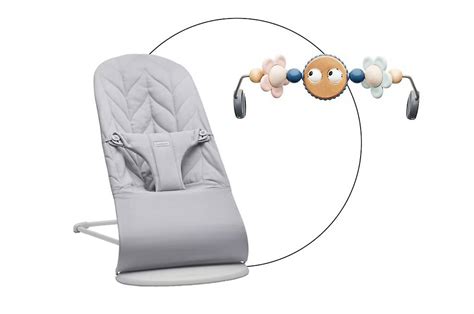 sdraietta BabyBjörn in un ambiente domestico luminoso