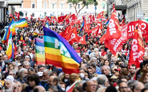 La Progress Pride Flag sventola durante una manifestazione per i diritti civili
