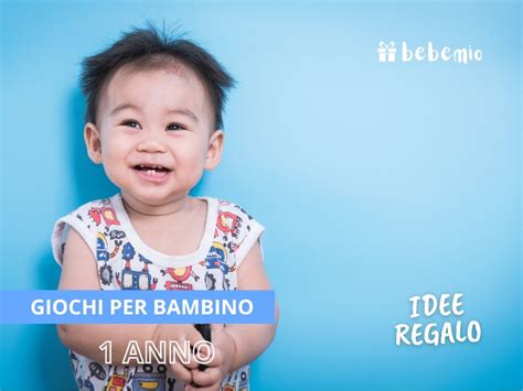 Bambino di 1 anno che gioca all'aperto con un giubbotto adatto alla stagione
