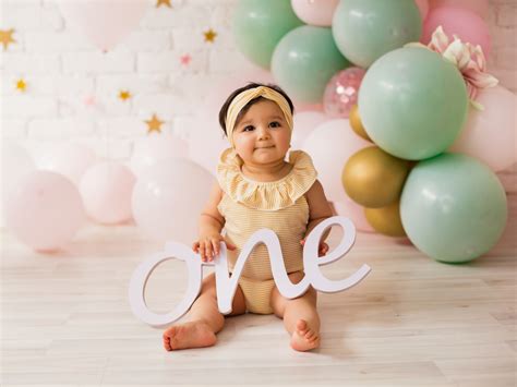 Bambino di 1 anno con un giubbotto colorato, felice e libero di muoversi