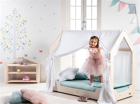 Lettino Picci Junior in stile tenda con bambino che gioca