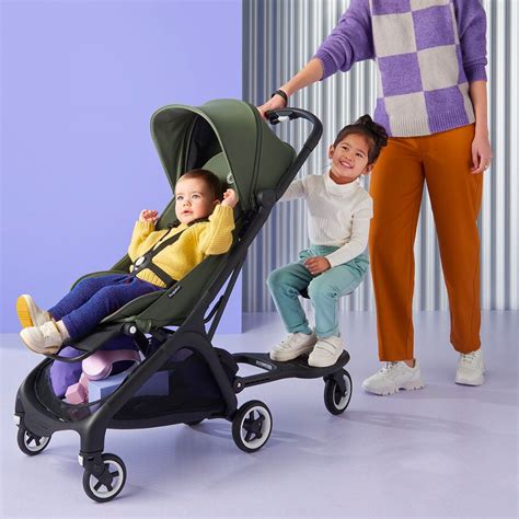 Bambino sorridente su una pedana per passeggino