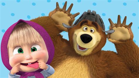Bambina che indossa scarpe colorate con stampe di Masha e Orso in un parco giochi