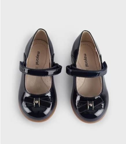 Scarpe eleganti per bambina con richiami al tema Frozen in un contesto fiabesco