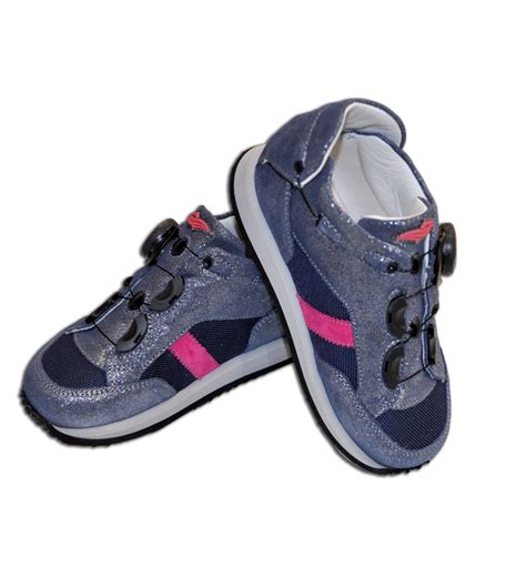 Esempio di assortimento di calzature per bambini suddiviso per fasce d'età