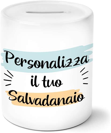 Coppia che si abbraccia davanti ad un salvadanaio personalizzato con la scritta