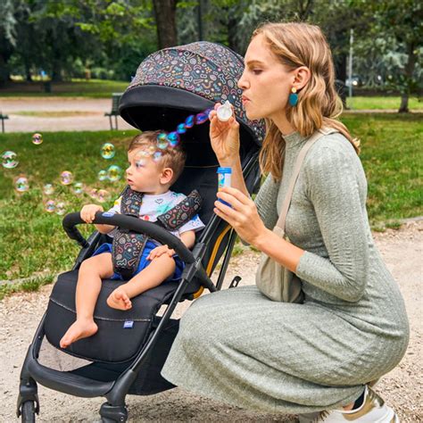 Bambino comodamente seduto in un passeggino Chicco