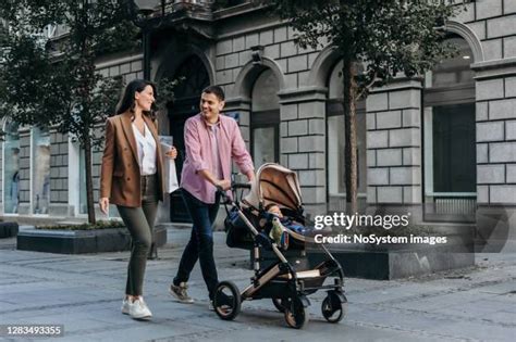 Famiglia felice con passeggino Chicco in un contesto urbano