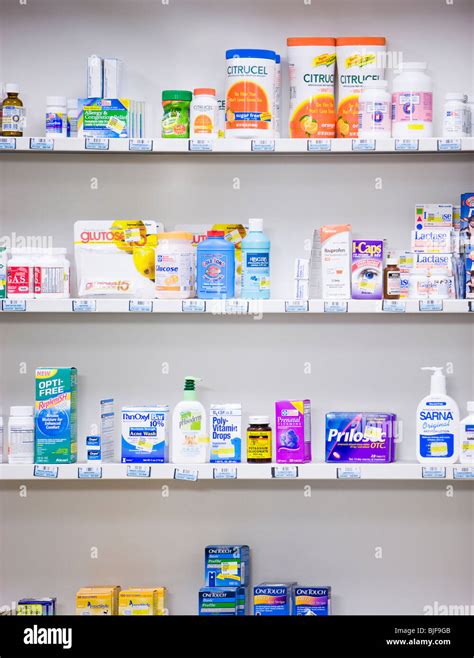 Scaffali vuoti in una farmacia