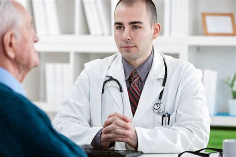 Un medico che parla con un paziente