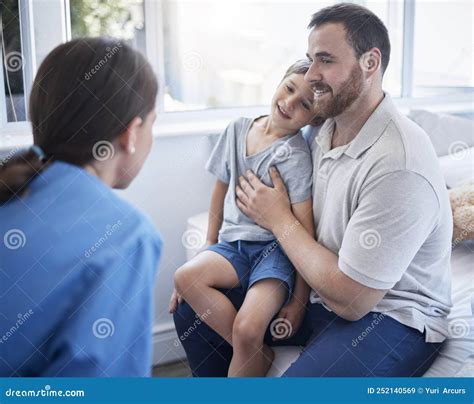 medico che effettua una valutazione di controllo su un bambino in un ambiente confortevole