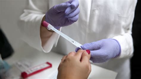 rappresentazione schematica del collo dell'utero e delle procedure di prelievo Pap test