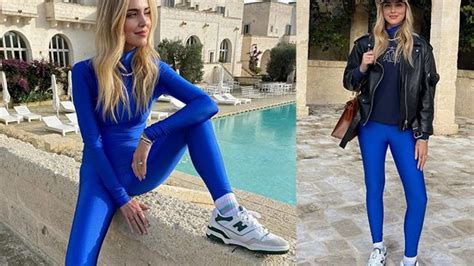 Modella che indossa una tutina aderente in stile anni '80 su una passerella moderna