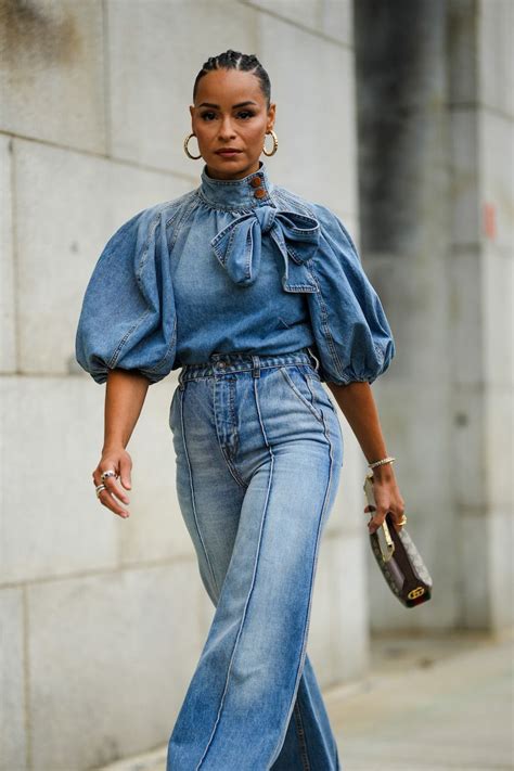 Street style: outfit con tuta in denim abbinata a T-shirt bianca e sneakers