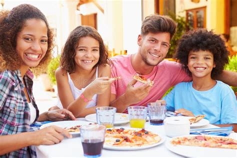 Famiglia felice che mangia al ristorante