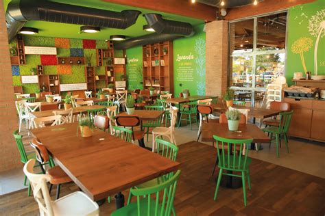 Interno vivace di ristorante family friendly