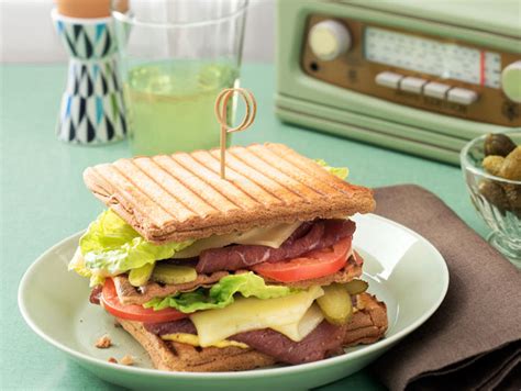 Toast gigante in un locale