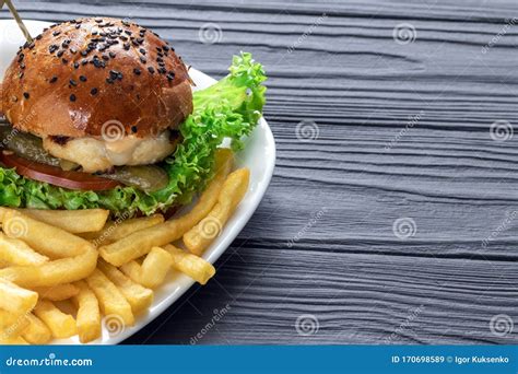 Hamburger appetitoso con patatine