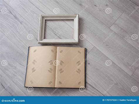 album fotografico artigianale aperto su un tavolo in legno