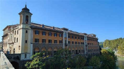 Esterno dell'Ospedale San Pietro Fatebenefratelli