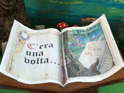 Un libro aperto di fiabe e ninne nanne