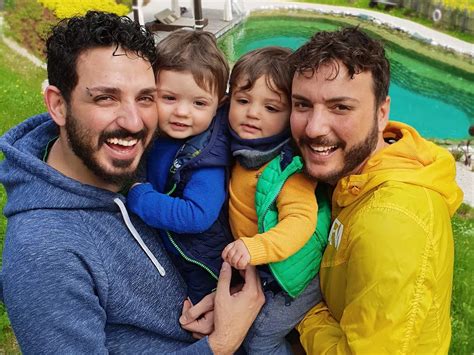 rappresentazione grafica di una famiglia arcobaleno