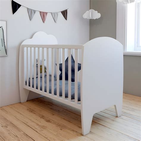 Culla co-sleep bianca in legno con neonato