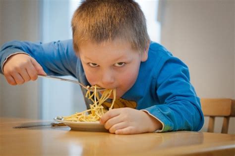 bambino mangia pastina
