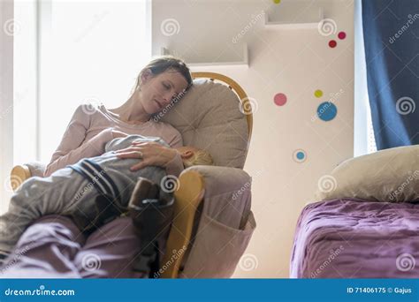 Bambino che riposa serenamente su una moderna sdraietta ergonomica