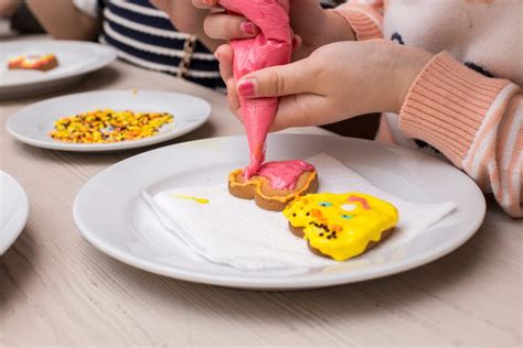 bambini che decorano biscotti a forma di unicorno
