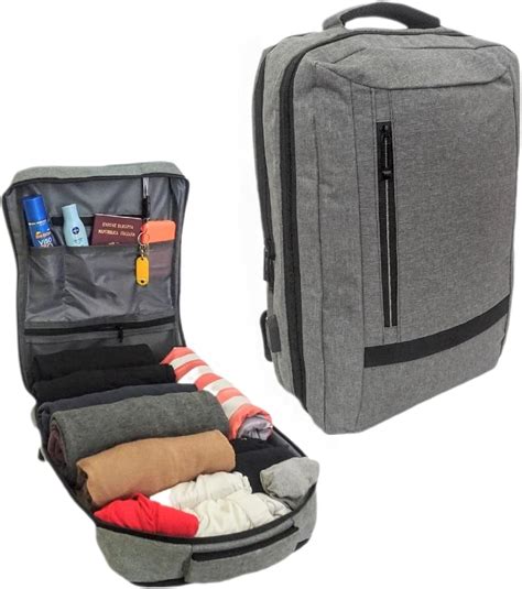 Genitore che prepara una borsa da viaggio per bambino in un ambiente domestico accogliente