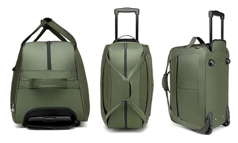 Una famiglia in un aeroporto che utilizza una borsa da viaggio per passeggino con ruote