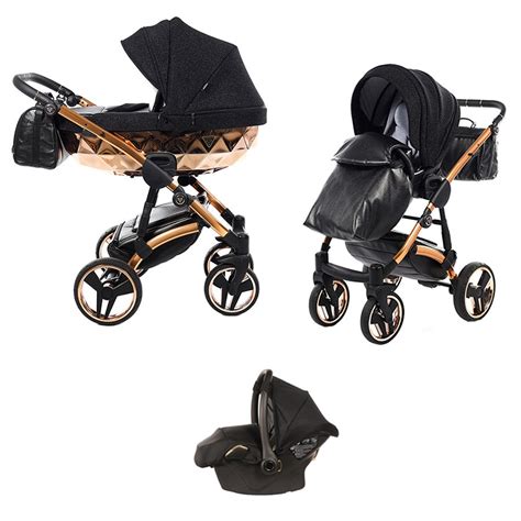 Dettaglio di un passeggino trio nero con finiture oro
