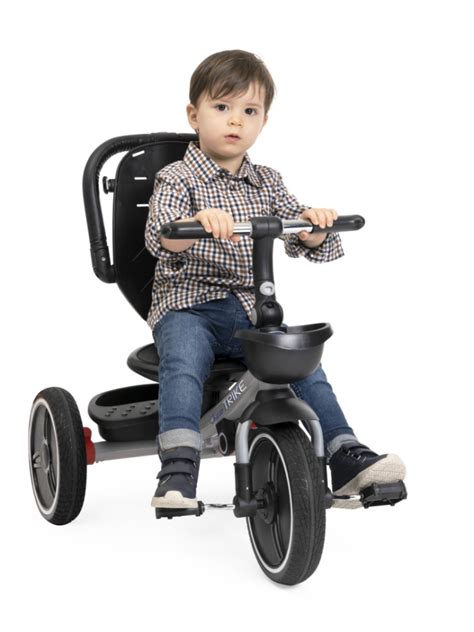 Bambino che gioca con un triciclo a 4 ruote