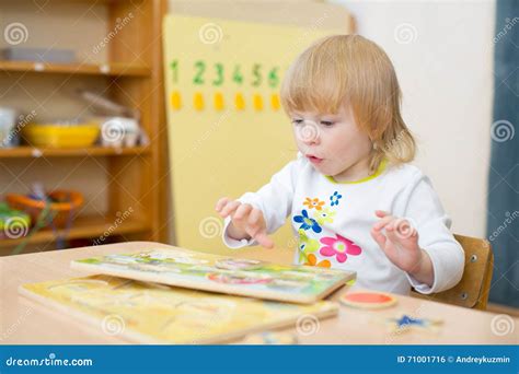 Bambino nell'asilo nido che gioca serenamente
