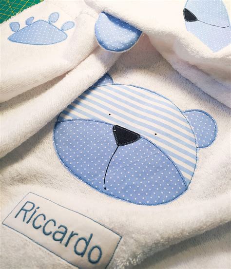 Bambino con corredino fatto a mano