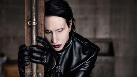 Ritratto stilizzato e iconografico di Marilyn Manson in un contesto artistico