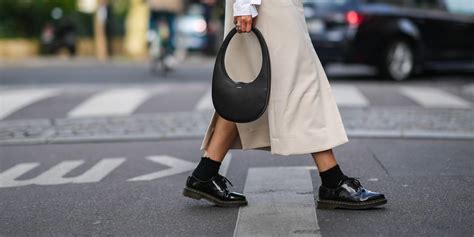 Donna con jeans e scarpe stringate