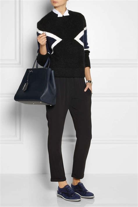 Look professionale con pantaloni a sigaretta e francesine
