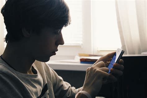 adolescente al telefono