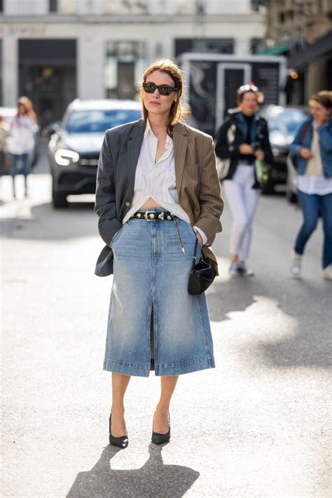 ragazza che indossa una tutina in denim in un contesto urbano