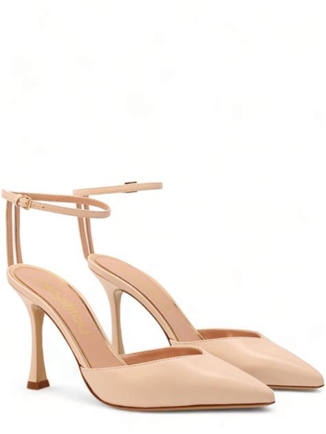 Dettaglio ravvicinato di una décolleté in nappa con tacco a stiletto su sfondo neutro