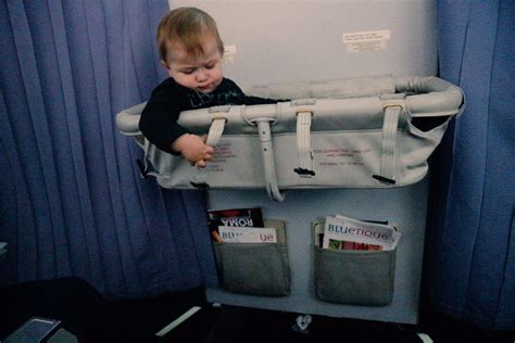 neonato dorme in culla in aereo