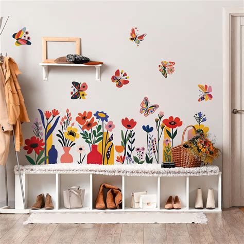 Cameretta decorata con adesivi murali colorati a tema natura