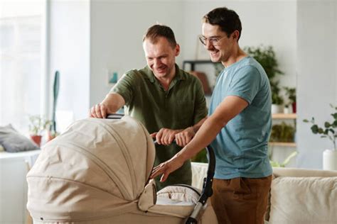 Coppia gay con bambini in passeggino