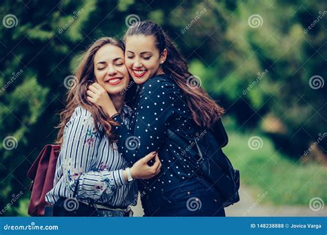 Donne che si abbracciano