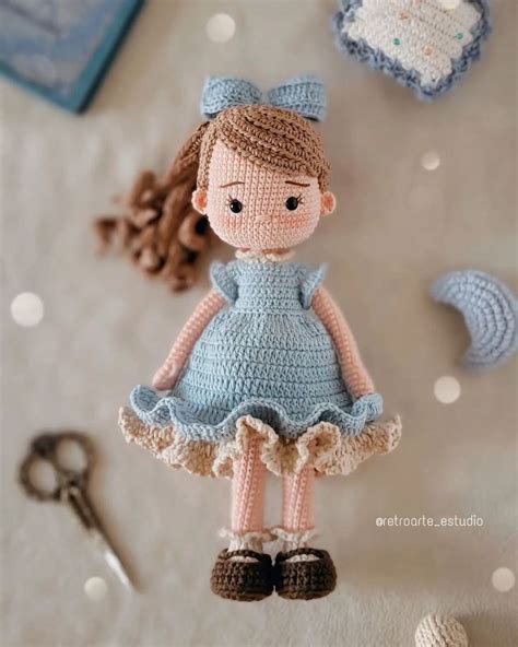 Illustrazione di diversi modelli di tutine per bambole amigurumi