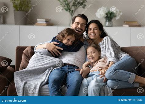 Genitori rilassati con bambino felice