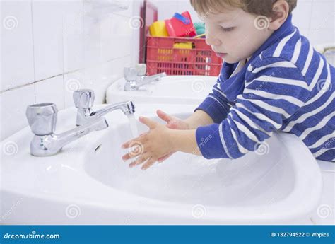 Bambino che si lava le mani con sapone e schiuma
