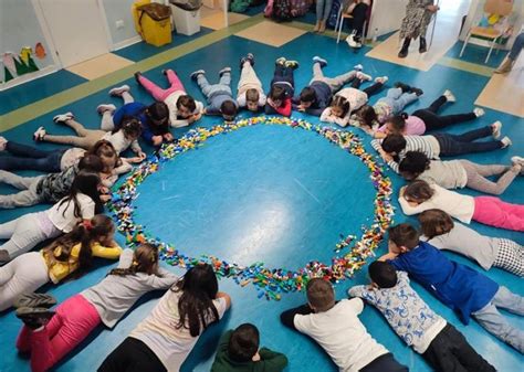 Gruppo di bambini che recitano una filastrocca in cerchio